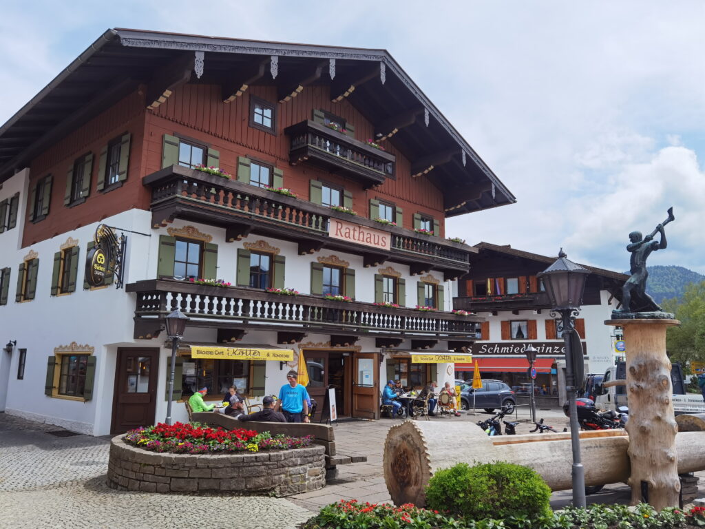 Das Ortszentrum von Reit im Winkl mit den historischen Häusern rund um das Rathaus