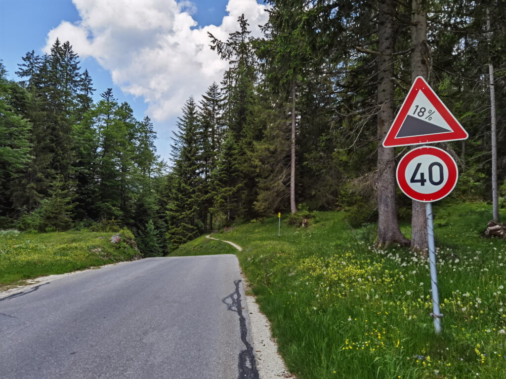 Die Mautstraße Winklmoosalm ist im Sommer geöffnet. Mit bis zu 18% Steigung führt die Straße auf den Berg.