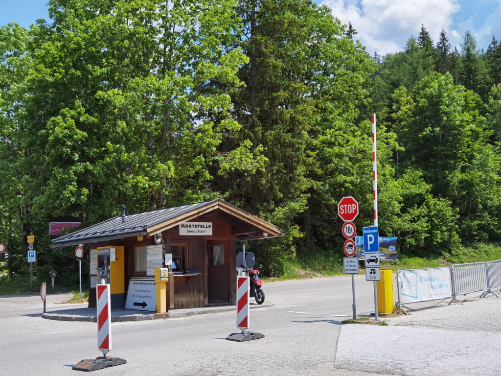 Hier an der Mautstations sind die Mautstraße Winklmoosalm Preise zu bezahlen - beim Kassier oder Automaten