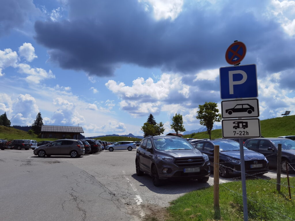Das ist der Parkplatz Winklmoosalm - im Sommer erreichbar über die Mautstraße ab Seegatterl