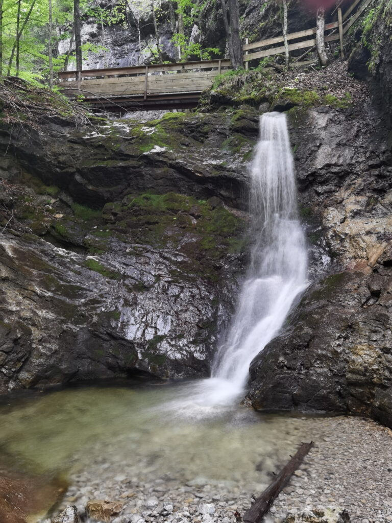Du kannst direkt an diesem Wasserfall in der Klausenbachklamm wandern