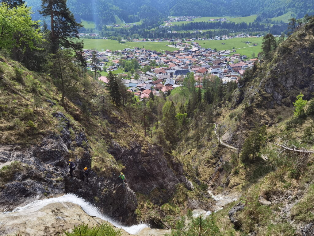 Spekatulär ist der Weg am Reit im Winkl Hausbachfall - links der Klettersteig, rechts der Wandersteig